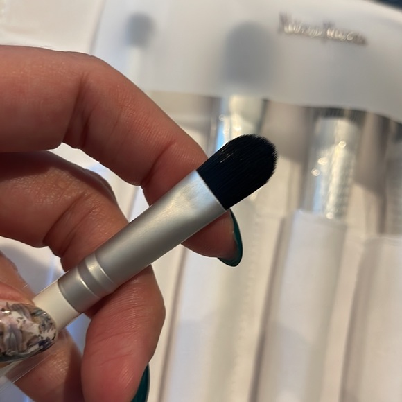 NEIMAN MARCUS Makeup White Brushes Roll Set of 5 pcs + Silver Snake Look Pouch - Picture 6 of 9